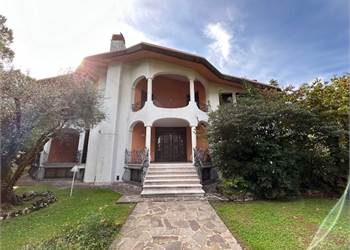 Villa bifamiliare di pregio